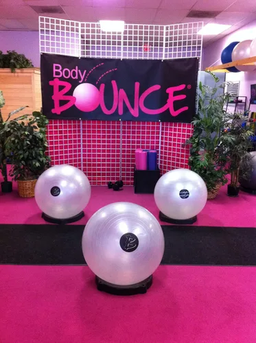 Vista 6 de BODYBOUNCE - DVD de entrenamiento de pelotas de fitness, DVD de ejercicio cardiovascular. Entrenamientos desafiantes y divertidos de bajo impacto