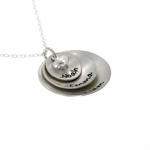 Vista 2 de AJ's Collection - collar de plata fina con dije "los tres afortunados", personalizados con tres nombres o palabras de tu elección. Incluye cadena