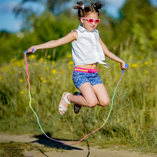 Vista 4 de Cuerda de saltar para niños, juego de 12 cuerdas de saltar arcoíris, cuerda de saltar ajustable de 7.2 pies, cuerdas de saltar duraderas con asas