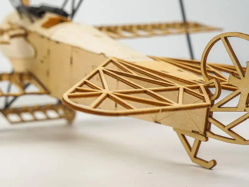Vista 4 de Rompecabezas de madera 3D DIY Fokker DR1 Triplano Modelo Avión, Kit de avión modelo de madera Balsa cortado con láser, kits de avión para construir