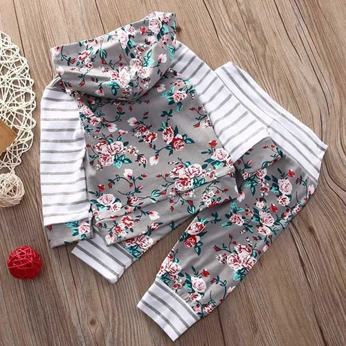 Vista 2 de Conjunto de dos piezas con sudadera de flores, con capucha, bolsillo y pantalones a rayas, para bebé (niña), 0-6 meses, gris