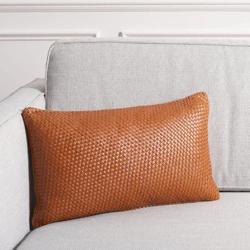 Vista 2 de SAFAVIEH Home Collection Kelci Camel - Almohada rectangular de piel tejida (12.0 x 20.0 in), 20 x 20 pulgadas