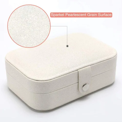 Vista 4 de XYMAO Joyeros portátiles de piel sintética para mujeres y niñas, organizador de joyas de viaje para collares, anillos y aretes (blanco brillante)