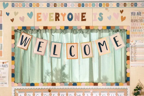 Vista 2 de Teacher Created Resources Everyone is Welcome - Letras divertidas de 7 pulgadas (TCR70101)