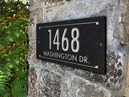 Vista 5 de Placa de dirección de piedra con números grabados. Letrero de dirección hecho de piedra sólida y real.