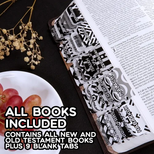 Vista 2 de Divisores de Biblia laminados con impresión grande para la Biblia Antiguo y Nuevo Testamento en blanco y negro