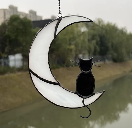 Vista 2 de Decoración de gato negro en luna blanca con vitrales colgantes para ventanas, paneles de ventanas, atrapasoles, adorno de Halloween, regalo