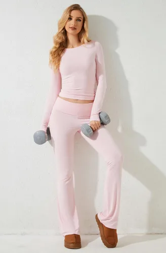 Vista 2 de Livtany Conjuntos de yoga para mujer, cuello redondo, manga larga, camiseta corta y pantalones acampanados de tiro bajo, conjunto de dos piezas