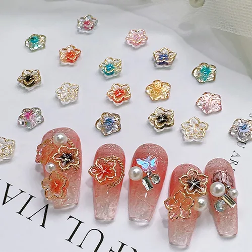 Vista 6 de 50 dijes de uñas acrílicas 3D coloridas con borde dorado, resina esmaltada, para uñas, pétalos, arte de uñas, dijes florales para mujer, arte de uñas