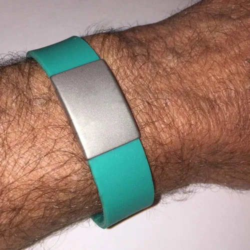 Vista 2 de 1 unidad. de 50 pulseras de identificación de silicona, placa de grabado de 1.378in y cierre de acero inoxidable. (Verde)