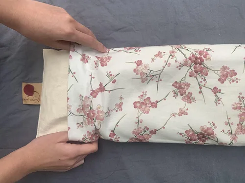 Vista 2 de Hot Cherry Almohada cervical/rectangular Cherry Pit (funda de mezclilla natural/flor)