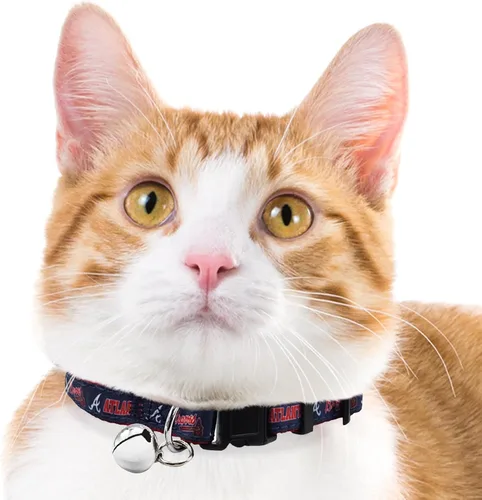 Vista 2 de Pets First MLB CAT Collar Atlanta Braves Satin Cat Collar de equipo de béisbol para perros y gatos. Un collar de gato brillante y colorido
