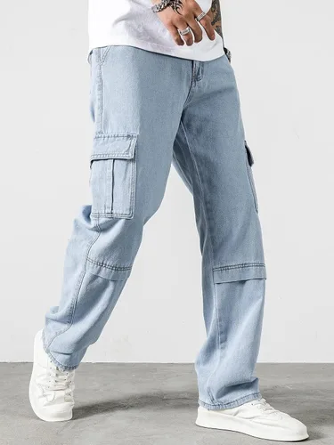 Vista 5 de Jeans para hombre con letras parcheadas con detalle de solapa, bolsillo lateral, jeans cargo para hombres