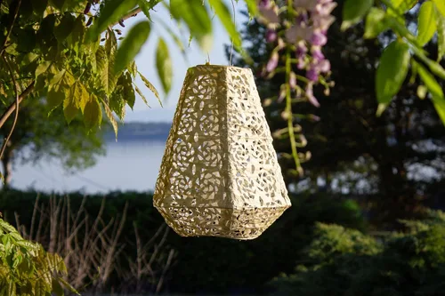 Vista 5 de Allsop Soji Stella - Linterna solar prisma, luz LED de 11 pulgadas para exteriores, hecha a mano con tela resistente a la intemperie, accesorios
