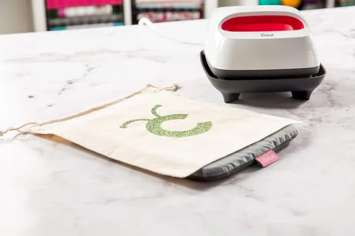 Vista 7 de Cricut EasyPress - Alfombrilla (8" x 10"), resistente y protectora para máquinas de prensa de calor, HTV y proyectos de planchado, alfombrilla