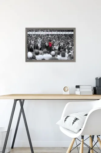 Vista 6 de Trends International Tiger Woods - Póster de pared con efecto tigre, 14.725 x 22.375 pulgadas, versión enmarcada de madera de granero Versión