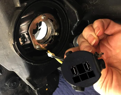 Vista 5 de iJDMTOY Un par de adaptadores de soporte retenedor de enchufe de bombilla H7 OE-Spec compatibles con Hyundai Veloster 2012-2018, Genesis Coupe
