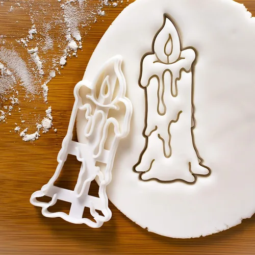 Vista 2 de Juego de 4 cortadores de galletas con temática de brujería (diseños: vela, caldero, sombrero de bruja y casa encantada), 4 piezas - Bakerlogy