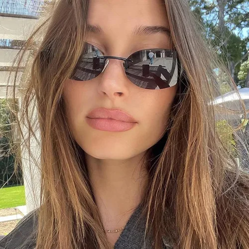 Vista 4 de KFPH Gafas de sol ovaladas pequeñas sin montura Y2K a la moda vintage de los años 90, gafas de sol con marco para mujeres y hombres futuristas