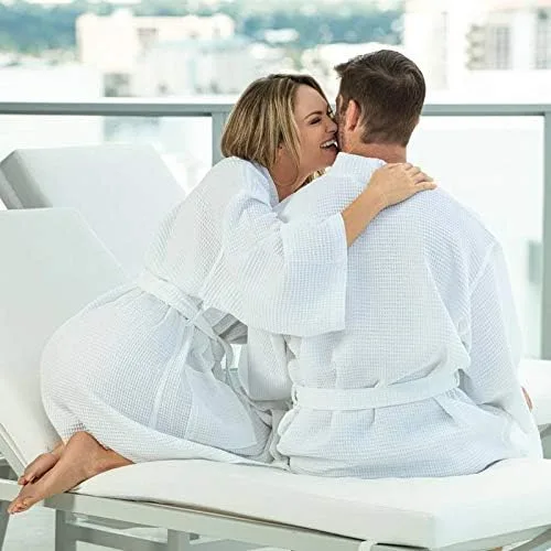 Vista 6 de Classy Bride Juego de 2 batas de spa personalizadas Mr. and Mrs, Negro, Blanco