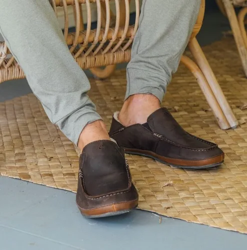 Vista 2 de OLUKAI Moloa pantuflas, Zapatos de cuero de primera calidad para hombre con suela suave, forro de piel de oveja genuina y inserto de gel, tacón