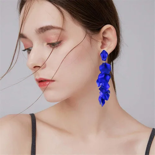 Vista 3 de SMALLLOVE Aretes colgantes de pétalos de acrílico para mujeres y niñas a la moda con flores de rosas largas de resina aretes de declaración floral