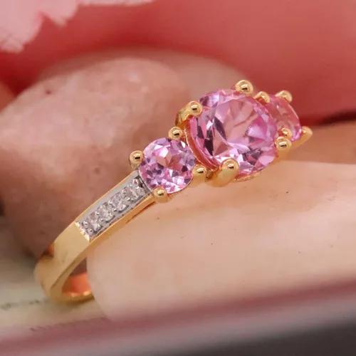 Vista 4 de Dazzlingrock Collection Anillo de compromiso de tres piedras preciosas creadas en laboratorio con diamante blanco natural para mujer, anillo