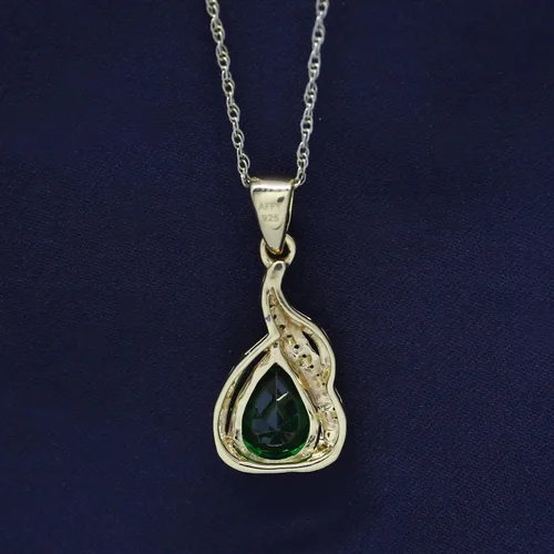 Vista 5 de Collar con colgante de esmeralda verde simulada de 3,5 quilates en oro de 14 quilates sobre plata esterlina