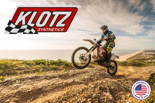 Vista 4 de Klotz Motorcycle TechniPlate Aceite sintético premezcla/inyector para motores de 2 tiempos TC-W2 – 1 galón KL-301