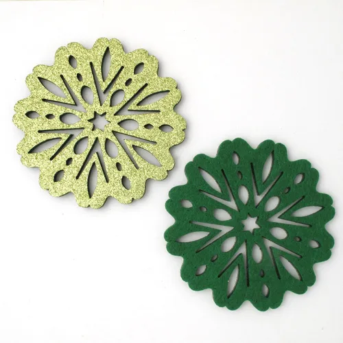 Vista 3 de Juego de 4 posavasos florales de fieltro con copos de nieve (dorado/verde reversible)