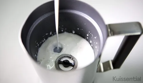 Vista 2 de Kuissential Deluxe máquina automática para hacer cappuccino, espumador de leche y calentador