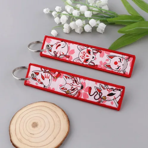 Vista 2 de Fox Kitsune - Llavero de folclore japonés con diseño de flor de cerezo japonés, llavero, Rosado