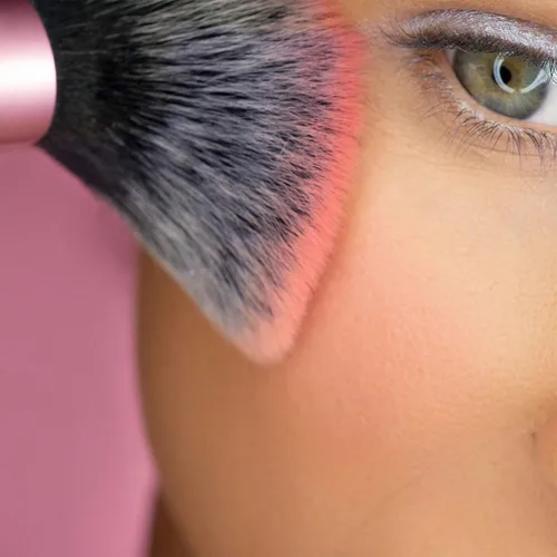 Vista 4 de Real Techniques Mini brocha de maquillaje multitarea, para rubor, bronceador y polvo, cepillo facial con cerdas sintéticas cortadas a medida