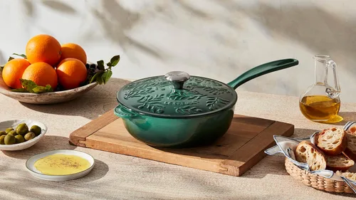 Vista 6 de Le Creuset Saucier de hierro fundido esmaltado, 2.25 cuartos de galón., Marsella