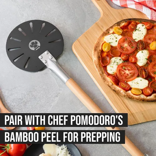 Vista 5 de Chef Pomodoro Pala giratoria de aluminio para pizza con mango de madera para un fácil almacenamiento, espátula perforada para pizza, paleta gourmet