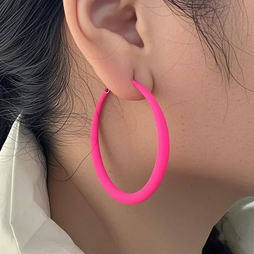 Vista 2 de Aretes de aro de neón coloridos para mujer, exagerados de los años 80 y 90, aretes de aro ligeros hipoalergénicos para trajes de fiesta brillantes