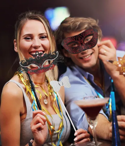 Vista 7 de SIQUK Máscaras de máscaras para parejas con palo, máscara veneciana de metal en un palo, máscara de disfraz de Halloween, máscara de Mardi Gras