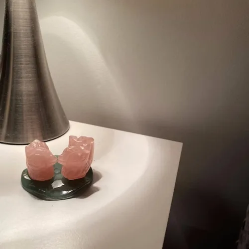 Vista 4 de YGLINE Figura de cuarzo rosa natural con patos mandarinas, Feng Shui, pájaros amorosos en hoja de loto para amor y romance