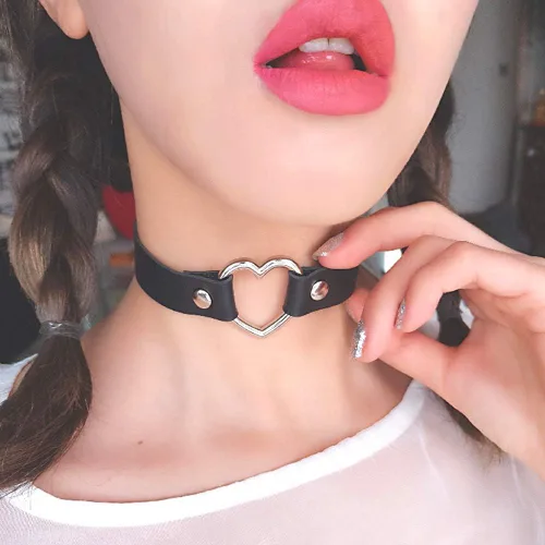Vista 4 de ETHOON Gargantilla ajustable de piel con corazón, estilo punk, estilo gótico, collar suave con cadena, para mujeres y niñas
