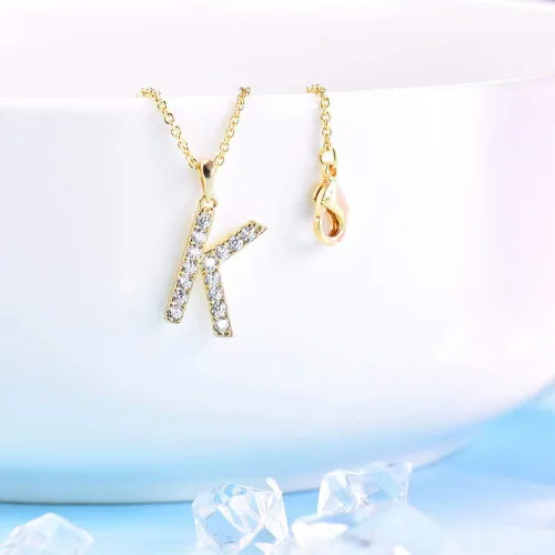 Vista 3 de Tarsus Collar con dije de inicial con zirconias cúbicas para mujeres y niñas.