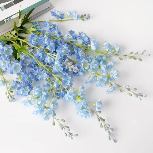 Vista 9 de ZYTUYO 4 piezas de flores artificiales de delfinio azul claro de 33.5'' de largo, planta de tallo de larkspur, flores de seda florales, ramos falsos