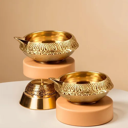 Vista 4 de Hashcart Lámpara de aceite de latón puja hindú, hecha a mano, con diseño grabado - 2,5 pulgadas