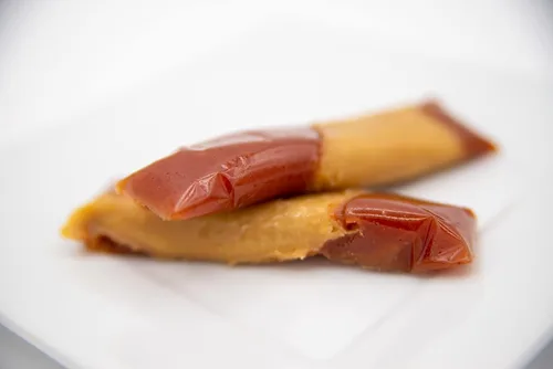 Vista 4 de Paquete de 2 variedades – Paquete Super Tumes + Veleñito – Incluye: Super Tumes / Pasta de Guayaba y Caramelo (1 Paquete de 10) y Bocadillo Veleñito
