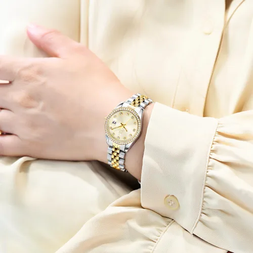 Vista 2 de SHENGKE Reloj elegante con cristales acentuados con correa de acero de aleación sólida para mujer