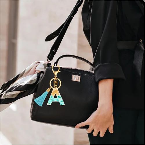 Vista 4 de TTYY Llavero con letra inicial del alfabeto para mujer, regalo para niñas pequeñas, borla y mariposa, llavero para mochila
