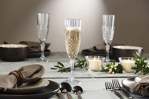 Vista 8 de Laura Stein Paquete de 4 vasos desechables estilo cristal con tallo Hard plastic looks like real glass; for weddings, toasts, catering & showers