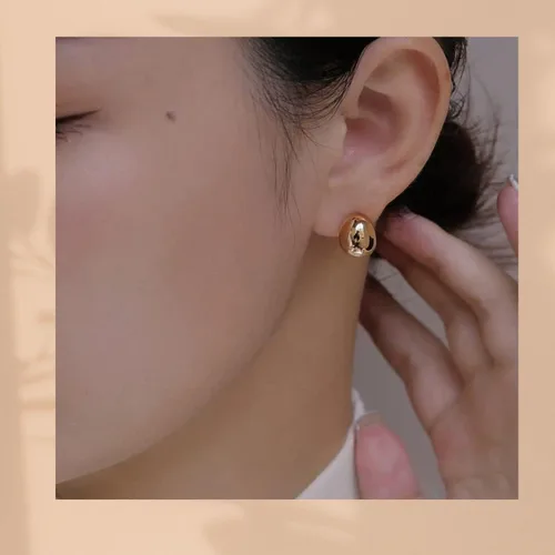 Vista 2 de Aretes de aro pequeños chapados en oro de 14 quilates con poste de plata de ley Aretes de oro grueso con cúpula para mujer