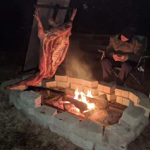 Vista 7 de Ash & Ember Asado Cross con base ajustable, barbacoa patagónica de 61 x 28 pulgadas, capacidad de 150 libras, soporte para barbacoa de animales