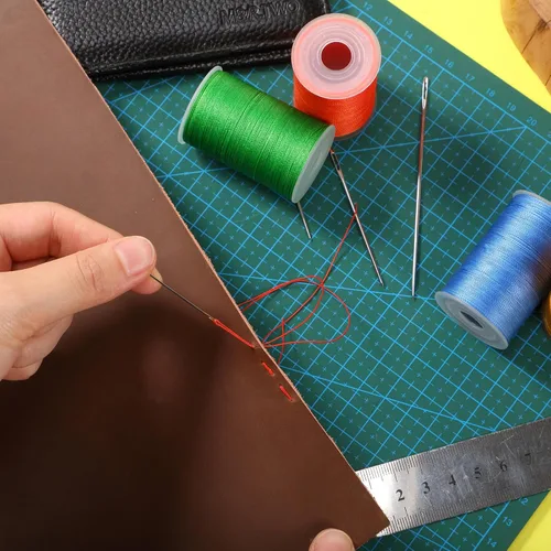 Vista 5 de 6 rollos de hilo fuerte para tapicería, hilo encerado de alta resistencia con agujas de costura a mano para máquina de manualidades de cuero de rojo