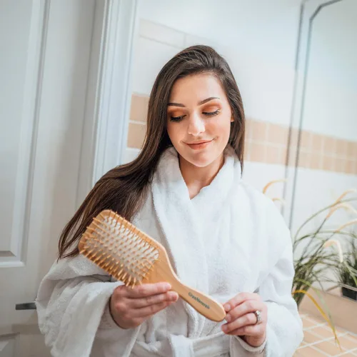 Vista 3 de Cepillo de pelo con cerdas de madera Longitud 10.25 pulgadas de ancho 3.5 pulgadas Cepillo de pelo grande con mango de madera natural ecológico